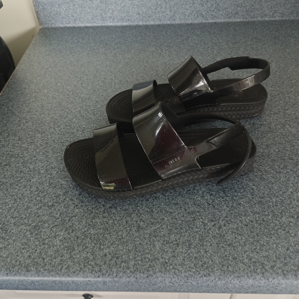 Reef Glossy Black Sandals